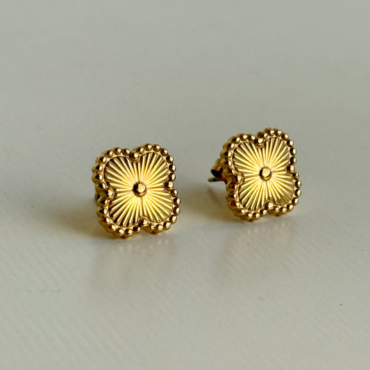 Gold clover earring