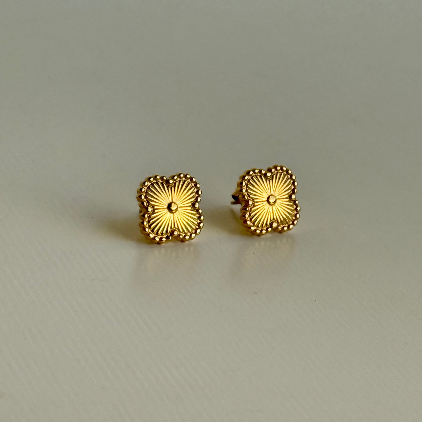 Gold clover earring